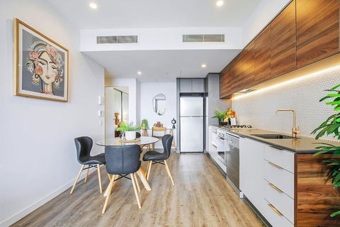 Above Brisbane King Suite With Rooftop Pool Deck - Yamba Accommodation 2