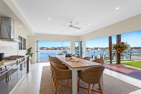Amazing Canal House With Private Jetty, Gym & Pool - Yamba Accommodation 2
