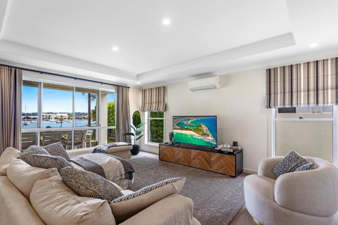 Amazing Canal House With Private Jetty, Gym & Pool - Yamba Accommodation 3