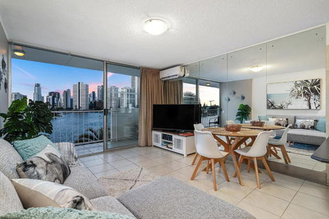 Amazing Water Views Surfers Paradise - Yamba Accommodation 2