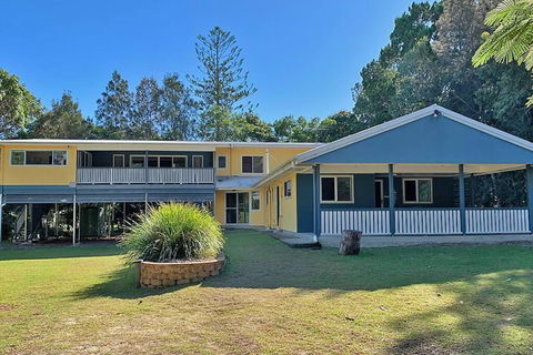 AMITY PINES - Yamba Accommodation 0