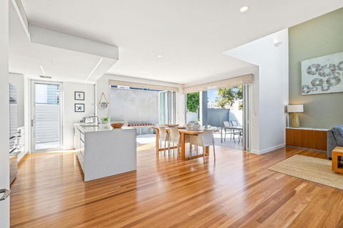 Anna Superbly Stylish Luxury Townhouse - Yamba Accommodation 1