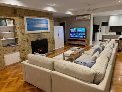 AMAZING Location! 1 Min Stroll To Beach & Sea Views! - Yamba Accommodation 1