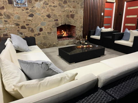 AMAZING Location! 1 Min Stroll To Beach & Sea Views! - Yamba Accommodation 2