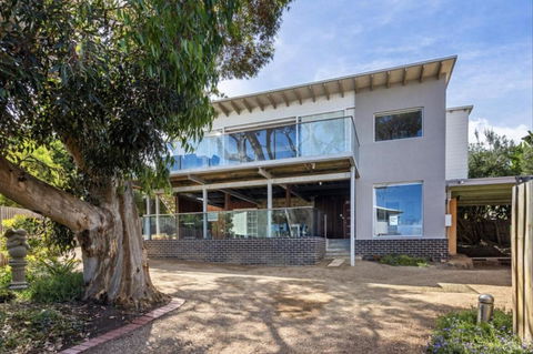 AMAZING Location! 1 Min Stroll To Beach & Sea Views! - Yamba Accommodation 3