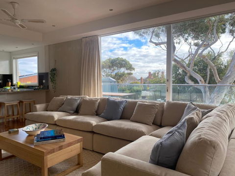 AMAZING Location! 1 Min Stroll To Beach & Sea Views! - Yamba Accommodation 4