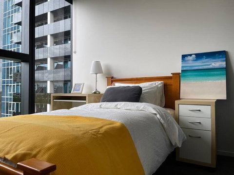 Apartment In Melbourne With Pool - Yamba Accommodation 4