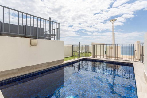 Apartment With Pool Access A Minute To The Beach - Yamba Accommodation 4