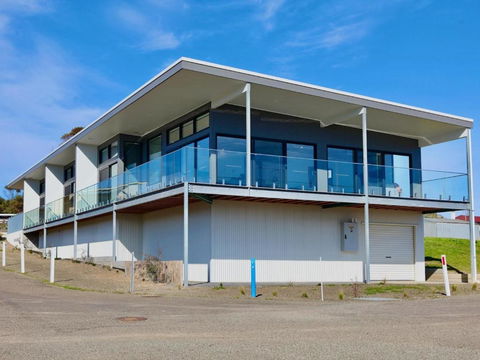 Apt03-The YC Lily May - Yamba Accommodation 1