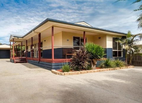 Area 51 By Ready Set Stay - BYO LINEN & TOWELS - Yamba Accommodation 4