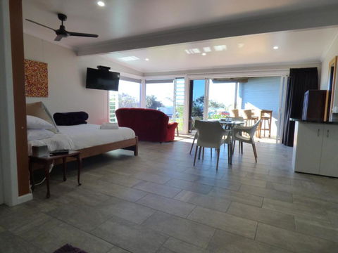 ArtHOUSE Beachfront Accommodation - Yamba Accommodation 4