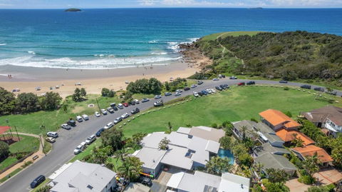 ArtHOUSE Beachfront Accommodation - Yamba Accommodation 0