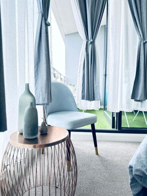 Artistic Sunroom In Granville - Yamba Accommodation 3