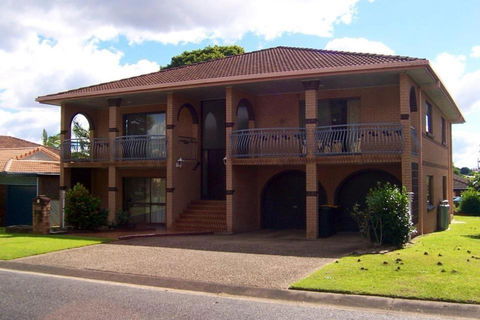Aspley Bedroom & Share Bathroom With Other Guests - Yamba Accommodation 1