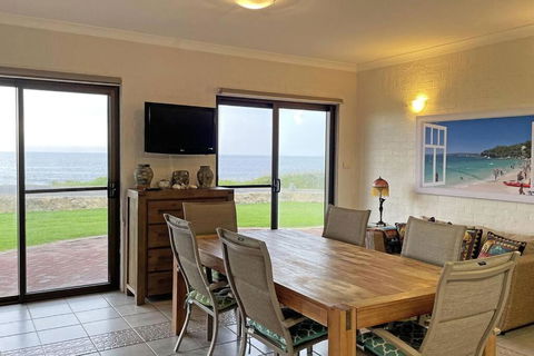 Augusta Beachfront - Watch The Whales Go By - Yamba Accommodation 3