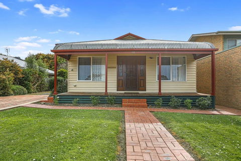 Aunty Wins - Yamba Accommodation 0