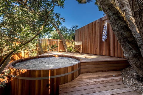 Aura Hot Tub Retreat - Unique Cedar Hot Tub Experience, 650m To Tyrone Foreshore - Yamba Accommodation 0
