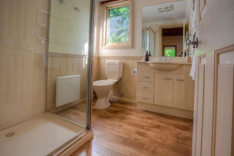 Autumn Abode Cottages - One - Yamba Accommodation 4
