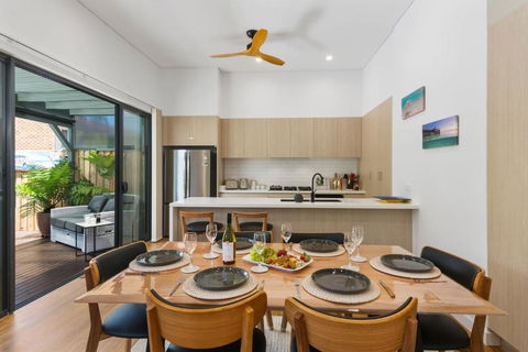 Avenue Escape - Contemporary Living At Corrimal - Yamba Accommodation 1