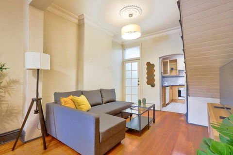 Awesome 2 Bedroom House Surry Hills - Yamba Accommodation 2