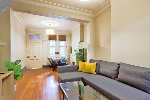 Awesome 2 Bedroom House Surry Hills - Yamba Accommodation 3