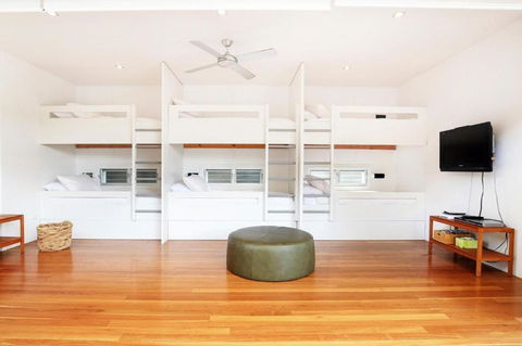 Ayana - Pet Friendly - Directly Opposite Beach - Fireplace - Yamba Accommodation 4