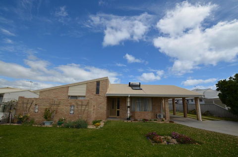 Ayres Rocks - Yamba Accommodation 0