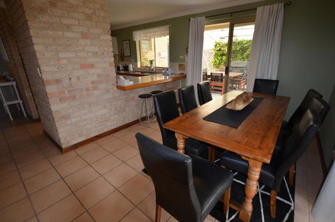 Ayres Rocks - Yamba Accommodation 1