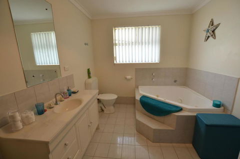 Ayres Rocks - Yamba Accommodation 3