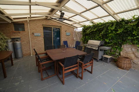 Ayres Rocks - Yamba Accommodation 2