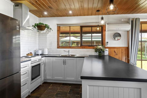 Apollo Bay Cottages- Wild Dog - Yamba Accommodation 2