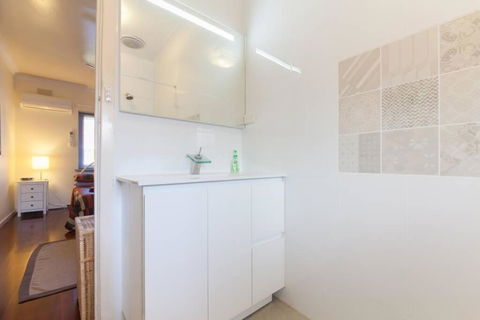 B7 Crawley Apartment 1 BRM & Sleepout Near UWA - Yamba Accommodation 0