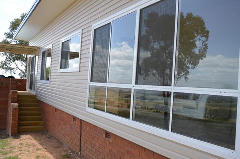 BATHURST GOLDFIELDS RESIDENCE On MOUNT PANORAMA - Yamba Accommodation 3