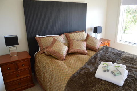 BATHURST GOLDFIELDS RESIDENCE On MOUNT PANORAMA - Yamba Accommodation 0