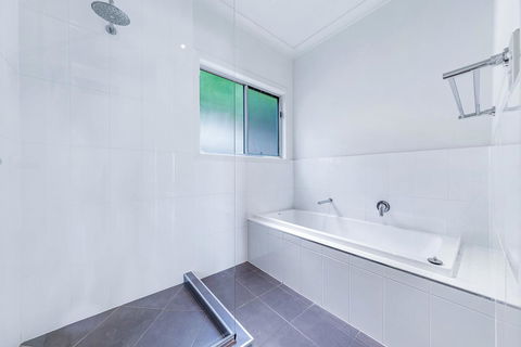 Viewpoint Holiday Home - Cannonvale - Yamba Accommodation 14