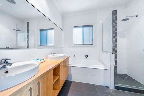 Viewpoint Holiday Home - Cannonvale - Yamba Accommodation 13