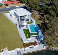 Stunning Canal Home Oh So Close To The Waterfront - Yamba Accommodation