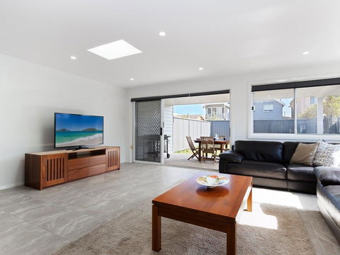 'Birubi Breezes', 2/7 Fitzroy St - Large Duplex With Air Conditioning, WIFI & Only 5 Minute Walk To The Beach - Yamba Accommodation 1