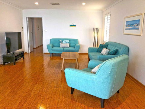 'Mooring Two Upstairs', 23 Shoal Bay Rd - Stunning Views, WIFI, Air Conditioning And Boat Parking - Yamba Accommodation 3