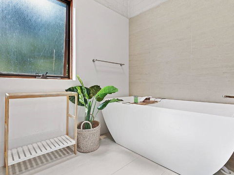 'Nunkeri', 5 Kerrie Close - Stunning House With Fabulous Views, Linen, WIFI & Air Conditioning - Yamba Accommodation 2