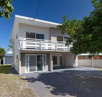'SeaHaven' 2 Richardson Ave - Large home with Aircon Smart TV WIFI Netflix  Boat Parking - Yamba Accommodation