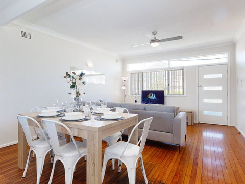 'Shoalz', 28 Rigney Street - Renovated Pet Friendly Cottage & Boat Parking - Yamba Accommodation 2