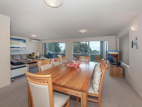 1 'Laman Lodge', 15 Laman Street - Stunning Air Conditioned Unit With Water Views And WIFI - Yamba Accommodation 3