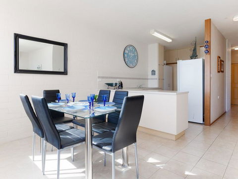 1 'Little Hut', 20 Kurrawa Close - Spectacular Water Views, NBN & Air Conditioned - Yamba Accommodation 3