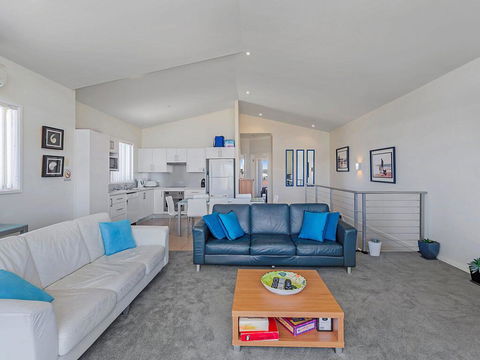 1/32 Ocean Avenue - Three Bedrooms, Three Bathrooms, Air Con, Boat Parking & Water Views - Yamba Accommodation 2