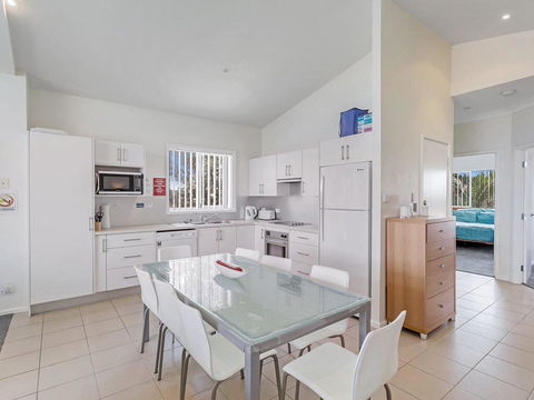 1/32 Ocean Avenue - Three Bedrooms, Three Bathrooms, Air Con, Boat Parking & Water Views - Yamba Accommodation 3