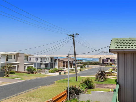 1/32 Ocean Avenue - Three Bedrooms, Three Bathrooms, Air Con, Boat Parking & Water Views - Yamba Accommodation 0