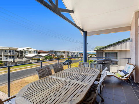 1/32 Ocean Avenue - Three Bedrooms, Three Bathrooms, Air Con, Boat Parking & Water Views - Yamba Accommodation 1