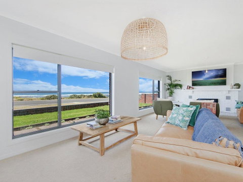 10 OCEAN VILLA - Yamba Accommodation 1