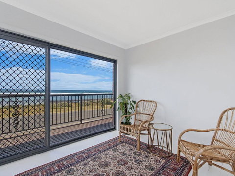 10 OCEAN VILLA - Yamba Accommodation 2